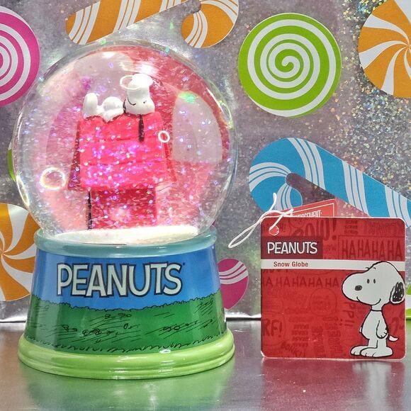 Peanuts Christmas Holiday Snowglobe Snoopy Laying On His House Waterglobe New - Picture 1 of 8